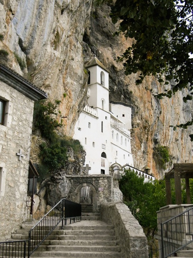 Черногорският манастир, вкопан в скала