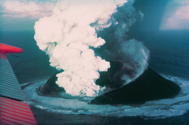 Вижте най-младия остров в света, който всъщност е вулкан