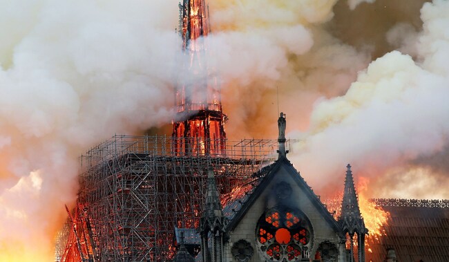 Пожар разруши част от катедралата "Нотр Дам"