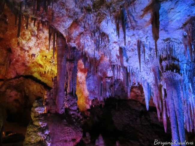 Приказният подземен свят на пещера Венеца