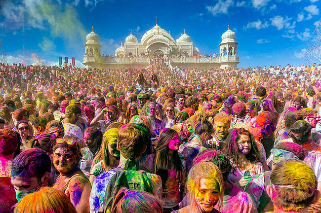 Светът празнува Фестивала на цветовете (Холи)