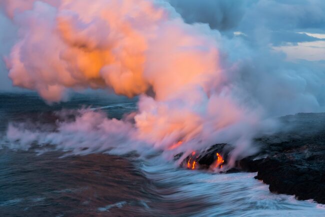 Огнена лава се излива в океана край Хавай (снимки)