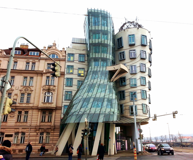 Танцуващата сграда в Прага