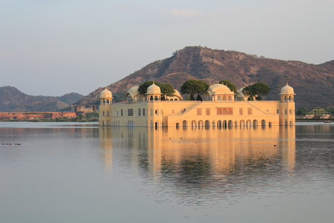 Джал Махал - плуващият дворец