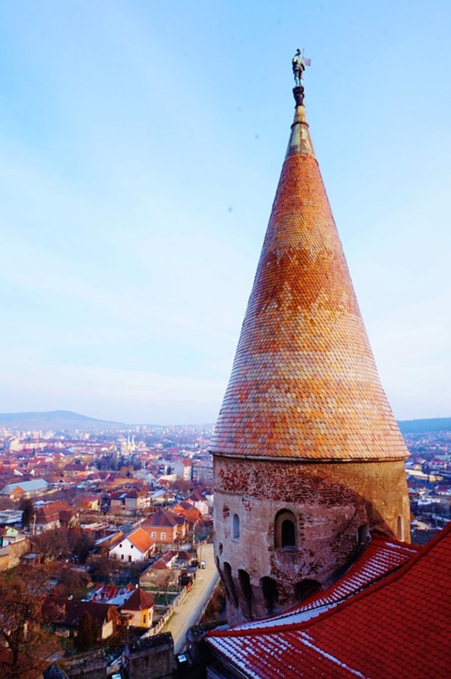 Най-запазеният средновековен замък на Балканите