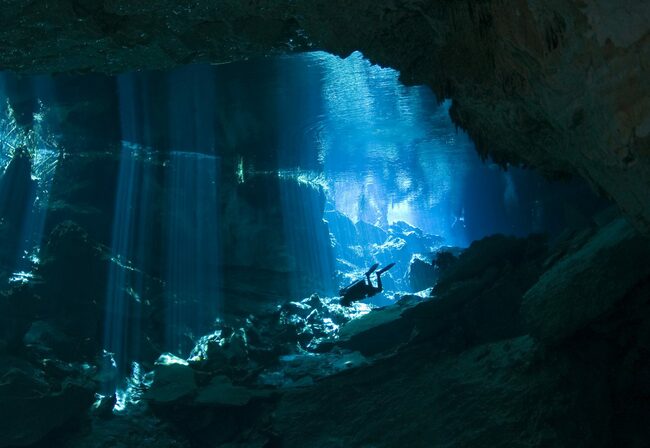 Откриха най-голямата подводна пещера, пълна с тайни на маите