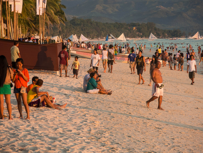 Остров във Филипините затваря за туристи