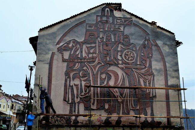 Реставрират емблематичните сграфито пана във Велико Търново