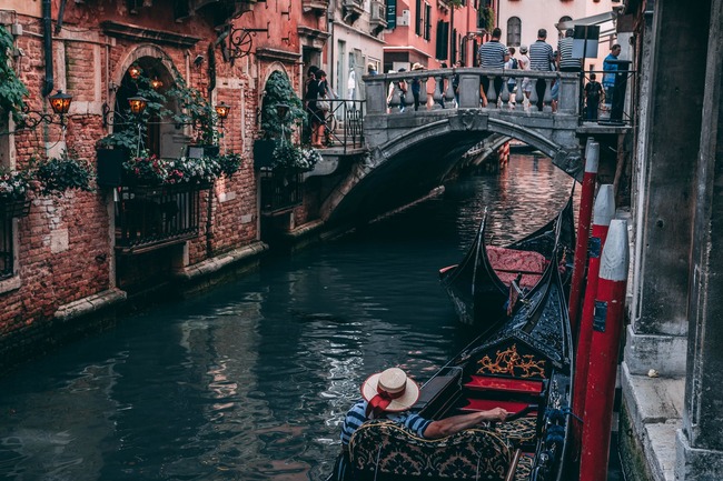 Нови забрани и по-солени глоби за туристите във Венеция