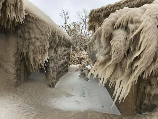 Домовете на хората в близост до езерото Ери сa покрити с дебел слой лед