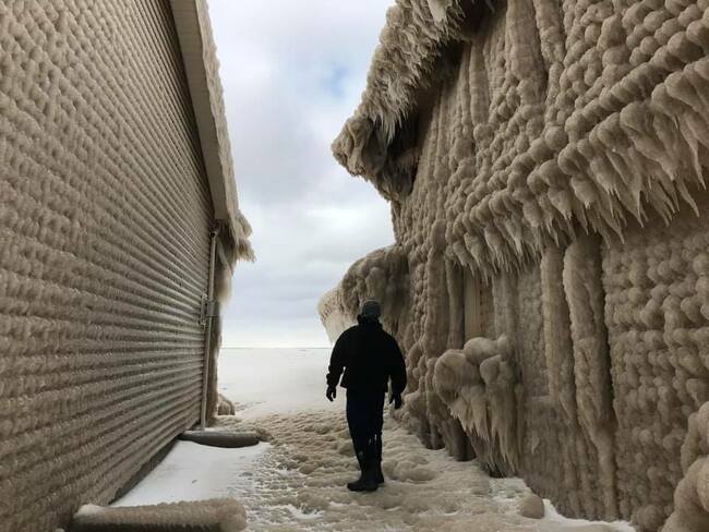 Домовете на хората в близост до езерото Ери сa покрити с дебел слой лед