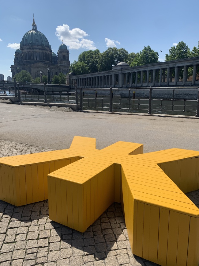 Инсталация от пейки - „Българските букви“ в Германия