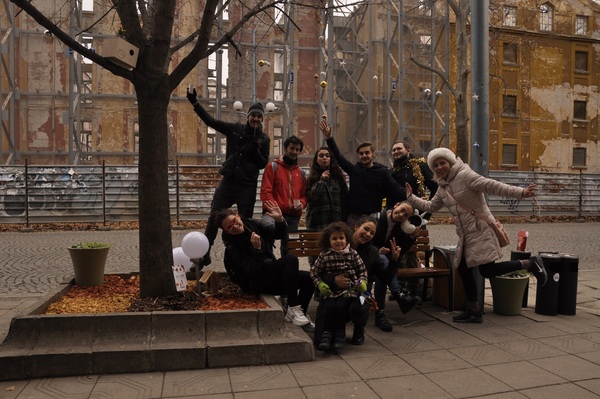 Коледна магия: Сдружение разкраси дървета от улица Иван Вазов в Пловдив