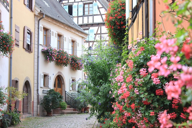 Нека тези очарователни малки градчета във Франция откраднат сърцето ви